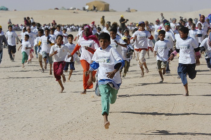 Carrera de niños saharauis, a muchos les sobran las zapatillas